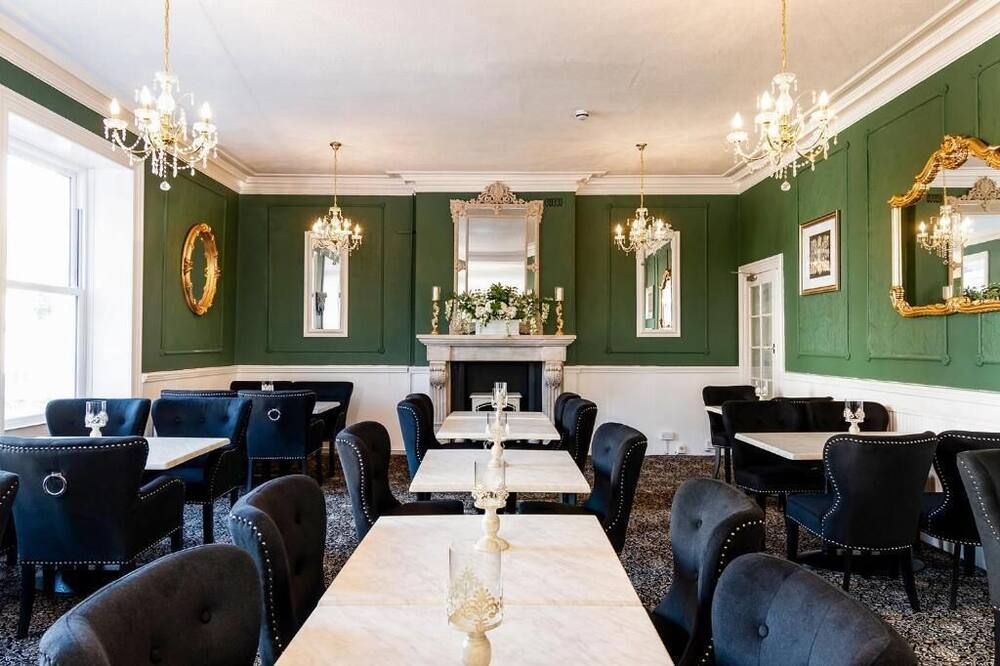 لانسدبن هاوس ويذ برايفت كار بارك