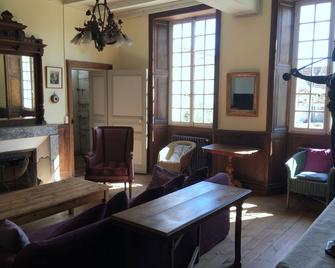 Holiday rental house with farmyard and garden near Cognac. - Chassors - Sala de estar