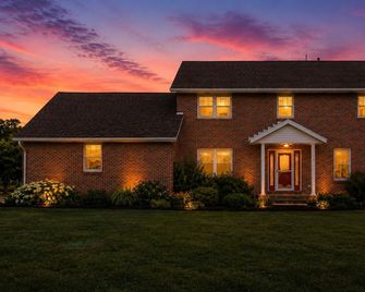 Near Dave Chappelle's Summer Camp. Sleeps 14+Hot Tub - Springfield - Rakennus