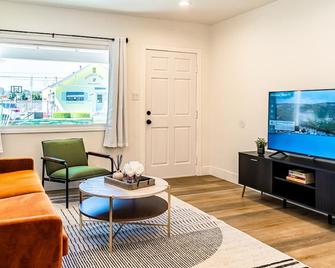 Comfy Stay| New & Clean| 10 Mins Disney| Downtown - Fullerton - Living room