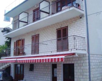 Apartments and rooms Lenka, (2230), Hvar, hr - Hvar - Bâtiment