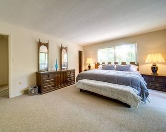 Pet-Friendly Cleveland Area Retreat Near Lake Erie - Richmond Heights - Bedroom