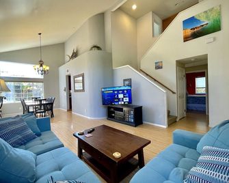 The BEST Location! 4 bedrooms Beach Retreat 1.5 blks to beach Hot tub, Firepit - Santa Cruz - Living room