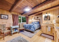 Rustic studio cabin, nestled in the trees, under a mile to Mt. Rainier entrance. - Ashford - Soverom