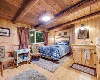 Rustic studio cabin, nestled in the trees, under a mile to Mt. Rainier entrance. - 阿什福德（華盛頓） - 臥室