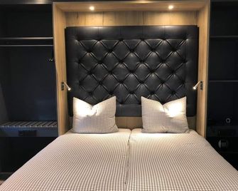Munich Deluxe Hotel - Munich - Bedroom
