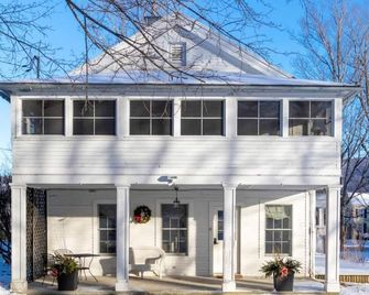 This house is a 2 bedroom(s), 2.5 bathrooms, located in Manchester, VT. - Manchester - Edificio