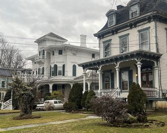 2 Br Victorian Apt 2800 sq ft 2 floors with Full Kitchen 2 baths and Laundry - Poughkeepsie - Building