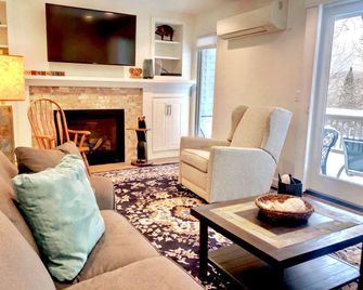 R5 Completely Renovated Bretton Woods Condo Ac Unbeatable Ski-In Ski-Out Location Fast Wifi - Carroll - Sala de estar