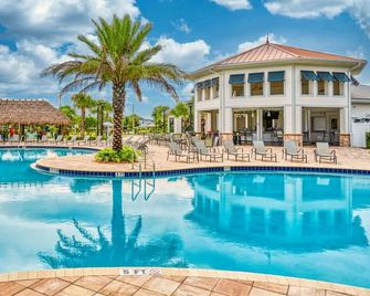 Stunning Storey Lake Villa Prime Location - Hunters Creek - Pool