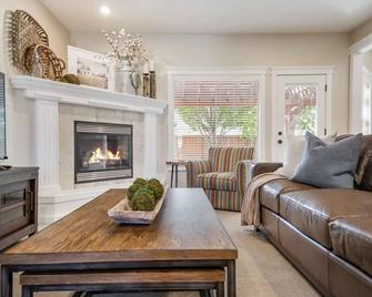 Model like home w/ 2 KING Beds, Dedicated Office, & Private Hot Tub in Quiet Neighborhood - Meridian - Living room