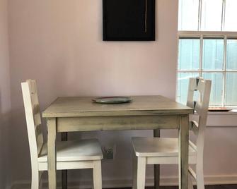 The Moon and the Stars Cottage- in Town! - Nashville - Comedor