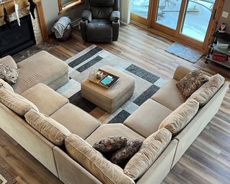 Beautiful home on large secluded lot. Perfect for your family vacations! - Detroit Lakes - Living room