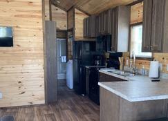 Tiny Homes for Rent, minutes to the Casino, Golf Course & Water Park. - Philadelphia - Kitchen