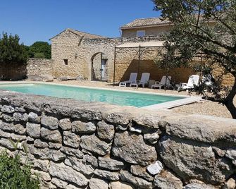 Authentic farmhouse facing the LUBERON, quiet location, secure private pool, - Cabrières-d'Avignon - Басейн
