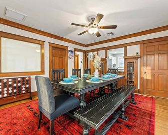 Bright Coastal Escape 4 Bedroom 2 Bath Near Csulb Long Beach Airport And Beach - لونغ بيتش - غرفة طعام