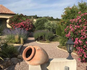 Les Ecologies for 8, 2 gites with pool with views over Cessenon sur Orb Village - Cessenon-sur-Orb - Vista del exterior