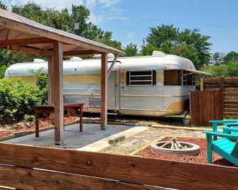 The 'Traveler' luxury glamper near Lake Athens. - Athens - Patio