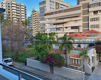 Breathtaking 2-Bedroom Beachside Apartment - San Juan - Balkon