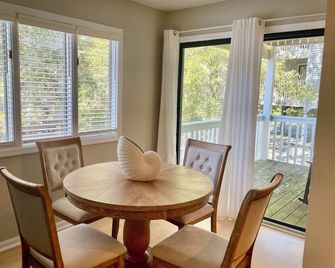 NEW 2025! Completely renovated 2 Bedroom & 2 Bath condo located in Royal James - Bald Head Island - Comedor