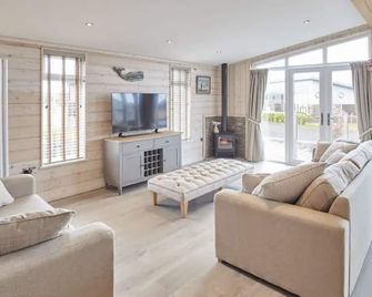 Stunning Coastal Lodge - 런즈윅 - 거실