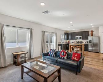Peaceful Retreat Near Stockton Waterfront home - Stockton - Living room