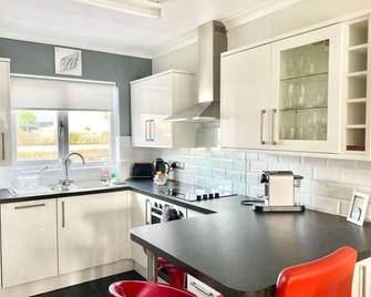 Pass the Keys Cosy Flat in Maritime Quarter - Swansea - Kitchen