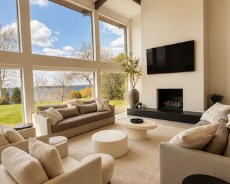 Modern waterfront living on the St. Lawrence with Private Beach! 4 bed 2.5 bath. - Ogdensburg - Living room