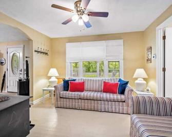 Cozy Cottage in the Woods-Firepit-BBQ-Games-Smores - Millboro - Living room