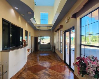 Regency Inn & Suites by Capital O Houston Iah Airport - Humble - Pasillo