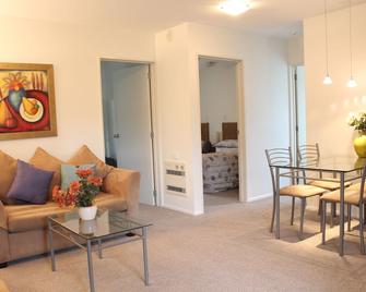 Tresori Motor Lodge - Akaroa - Wohnzimmer
