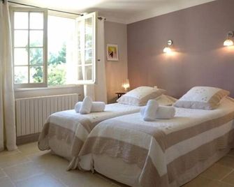 Menerbes: Vast Provencal farmhouse, pool, 2 ha of garden, silent. 3 km village - Menerbes - Slaapkamer