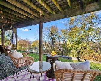 Secluded apartment with year-round, hot tub, close to everything! - Syracuse - Patio