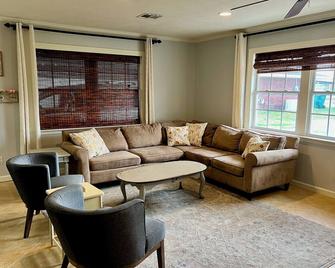 Cozy Sulphur Getaway, Pool and Basketball Court - Sulphur - Living room