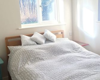 Recently converted self-contained apartment with garden in Cotswold village - Fairford - Bedroom