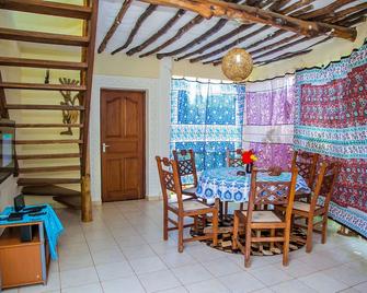 Diani Beach Holiday cottages, only 10min walk to the most beautiful Diani Beach. - Diani Beach - Salle à manger