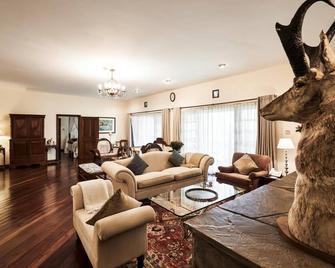 Safari Park Hotel - Nairobi - Living room