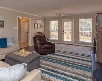 King Bed Near Lake Willastein Park - Maumelle - Living room