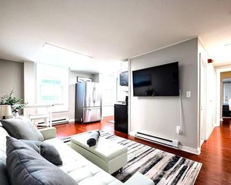 Redwood loft at Park Place King bed walk in closet fast WIFI and free coffee - Wilmington - Sala de estar
