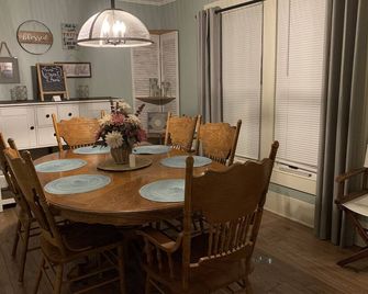 Roomy Outdoor Getaway close to Pipestem Park and Winterplace Resort. - Athens - Dining room