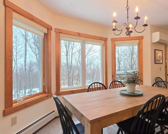 Spacious, Updated Ski-in, Ski-out 2-BR Jay Peak Village Condo, right on trail! - Jay - Salle à manger