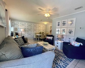 Coastal Cottage/The Kindness Cottage - Jekyll Island - Living room