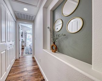 Unique 2-Bedroom Las Vegas Home in Beautiful Summerlin- 15 Minutes to Strip - Las Vegas - Hallway