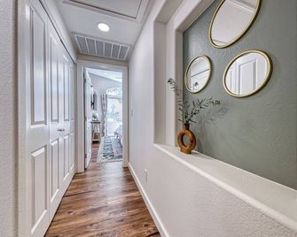 Unique 2-Bedroom Las Vegas Home in Beautiful Summerlin- 15 Minutes to Strip - לאס וגאס - מסדרון