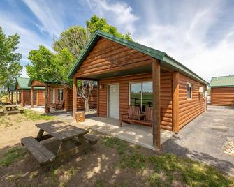 Badlands Frontier Cabins - Wall - Патіо
