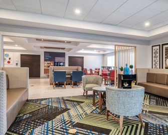 Holiday Inn Express & Suites Vandalia By IHG - Vandalia - Lounge