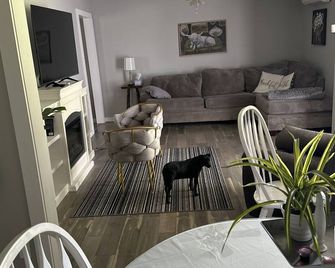 It’s a great Prairie Prayer Retreat for anyone looking for inspiration - Harrison - Pokój dzienny