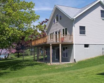 Cozy Lakefront Home on Seneca Lake - Geneva