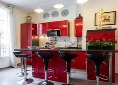 Stylish White and Red Apartments - Antibes - Cuina