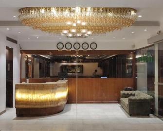 Townhouse Oak Hotel Surya Vadodara - ואדודרה - דלפק קבלה